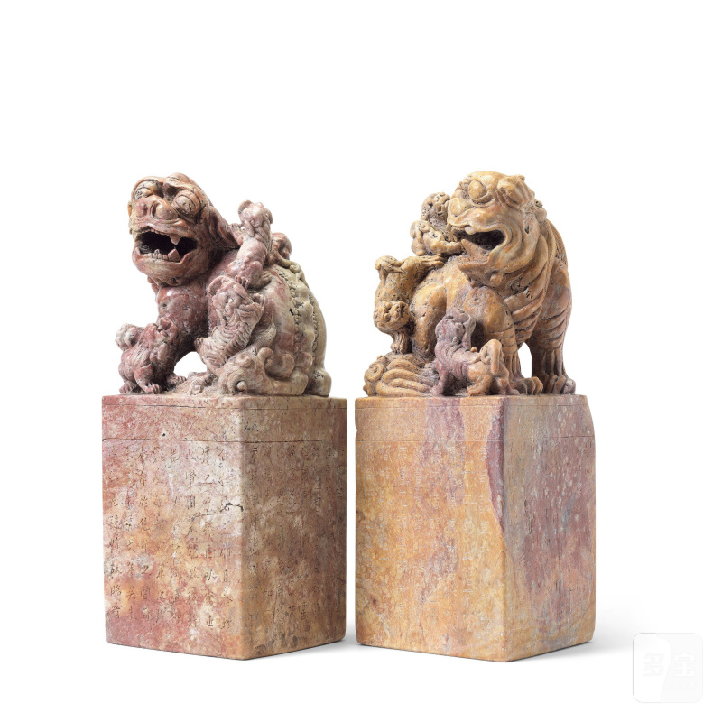 民國 壽山石雕佛獅印鈕一對 | A PAIR OF VERY LARGE CARVED SOAPSTONE 'BUDDHIST LIONS' SEALS - 图15